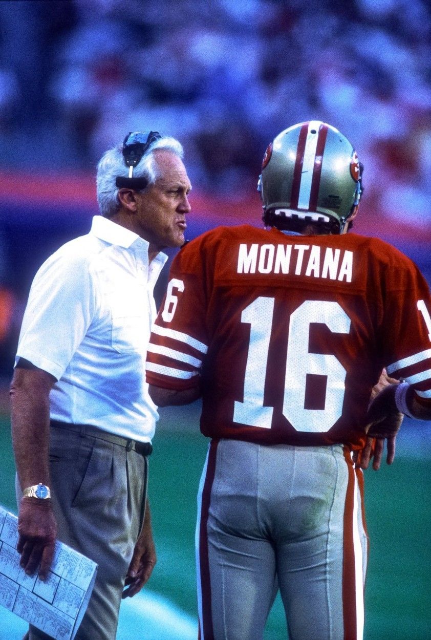 Legendární dvojice Bill Walsh (vlevo) a Joe Montana (vpravo) během Super Bowlu 1989