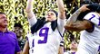 Nadějný americký quarterback Joe Burrow při oslavách velké výhry