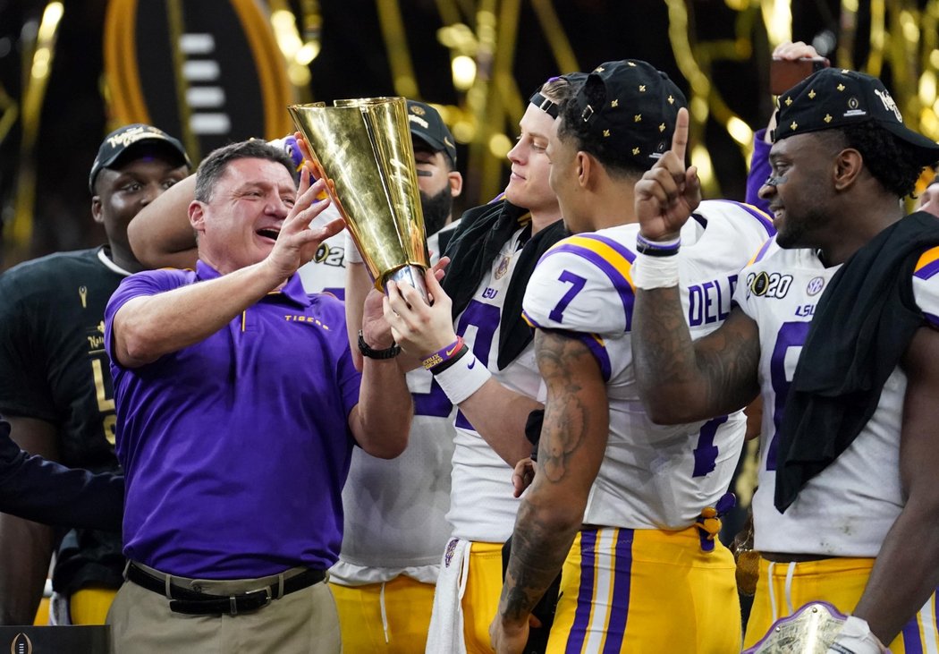 Nadějný americký quarterback Joe Burrow při oslavách velké výhry