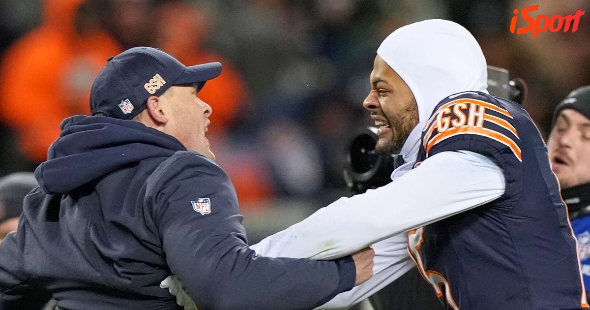 On-field action during a matchup between the Chicago Bears and the Green Bay Packers.