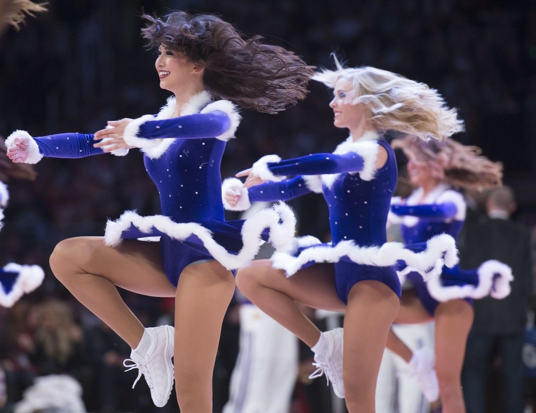 Krásné roztleskávačky nepatří jen k americkému fotbalu. Do vánočních uniforem se oblékly i cheerleaders basketbalistů Los Angeles Lakers