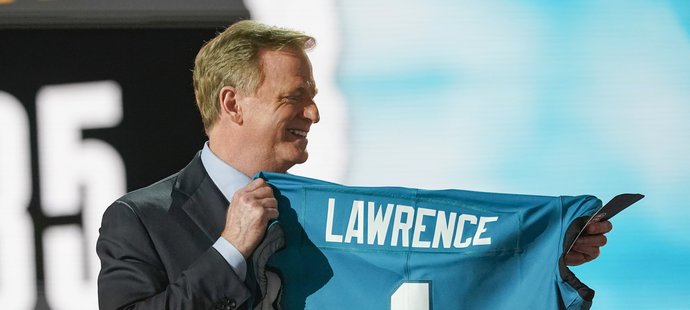 Komisionář Roger Goodell přestavuje dres jedničky draftu