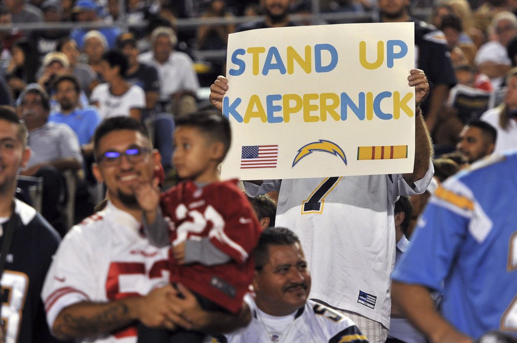 Některým fanouškům se chování Kaepernicka hodně nelíbí