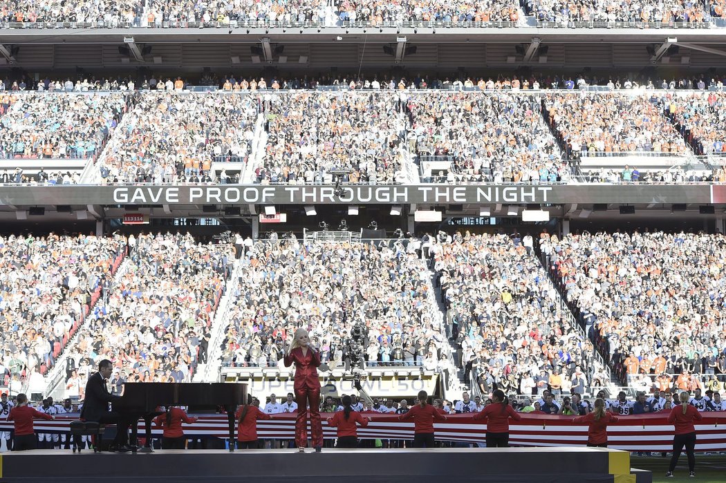 Natřískaná stadion sledoval na Super Bowlu americkou hymnu v podání Lady Gaga