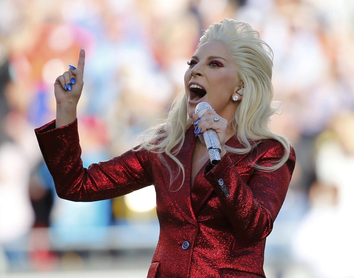 Americkou hymnu zazpívala na Super Bowlu Lady Gaga