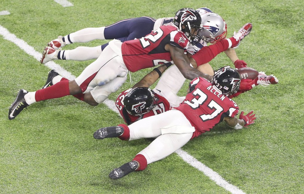 Wide receiver Patriots Julian Edelman předvedl možná nejlepší catch historie Super Bowlu