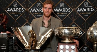 McDavid králem galavečeru NHL, bral čtyři ceny. Pastrňák bez trofeje