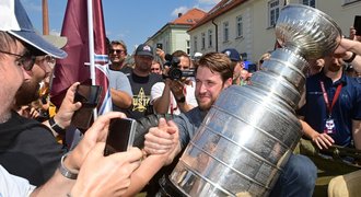 Stanley Cup v Plzni: Francouz Pohár přivezl v džípu a čepoval do něj pivo