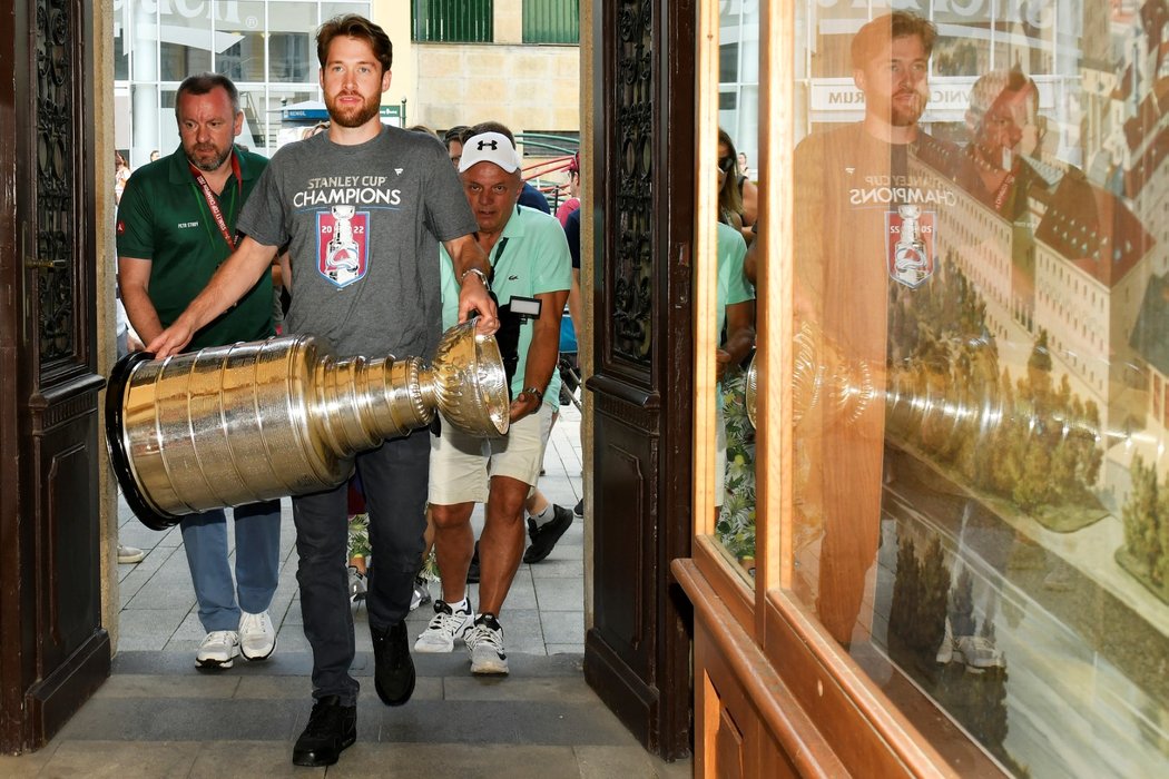 Český brankář Pavel Francouz ukázal Stanley Cup rodné Plzni