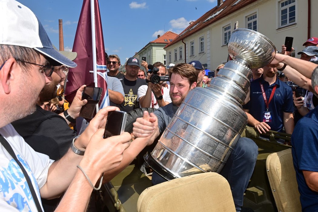 Šampion NHL Pavel Francouz dovezl Stanley Cup do Plzně ve stylovém jeepu, čekaly ho davy fanoušků
