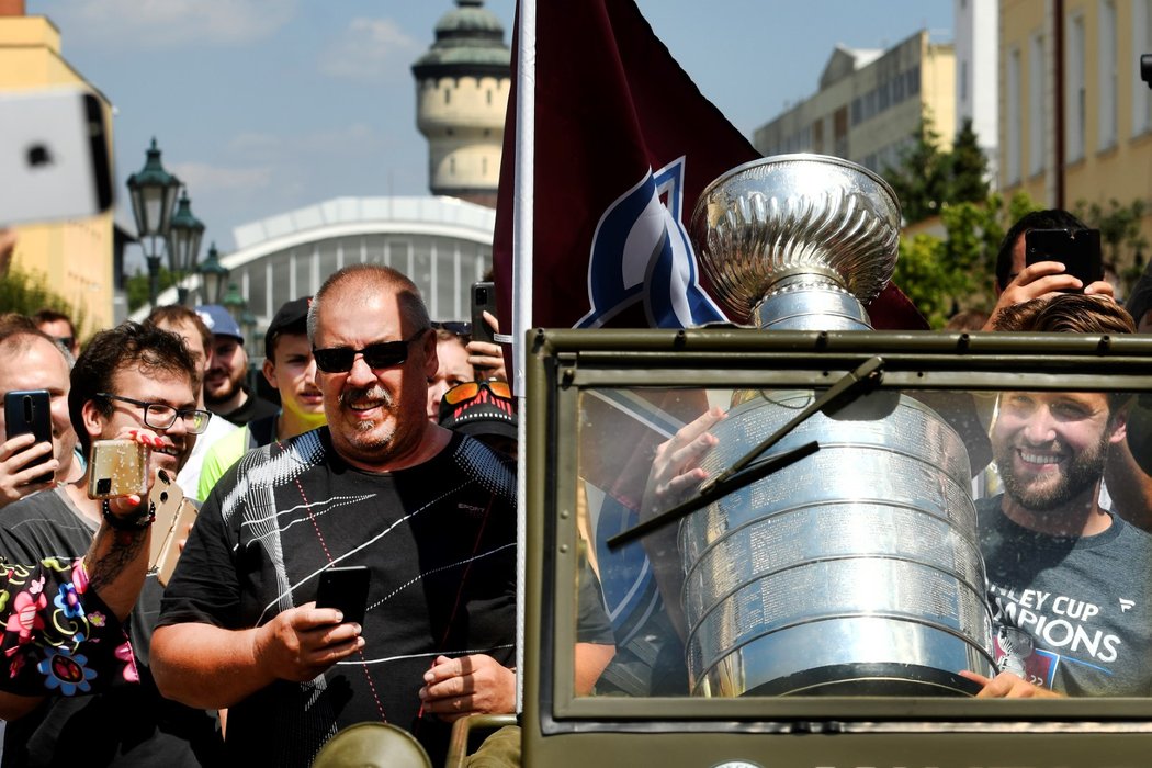 Šampion NHL Pavel Francouz dovezl Stanley Cup do Plzně ve stylovém jeepu, čekaly ho davy fanoušků