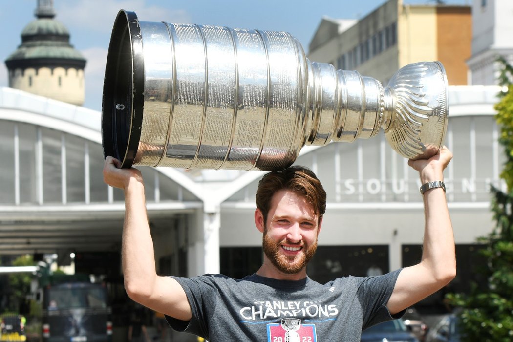 Hned několikrát pozvedl gólman Pavel Francouz blyštivou trofej nad hlavu, aby ji ukázal všem přítomným divákům