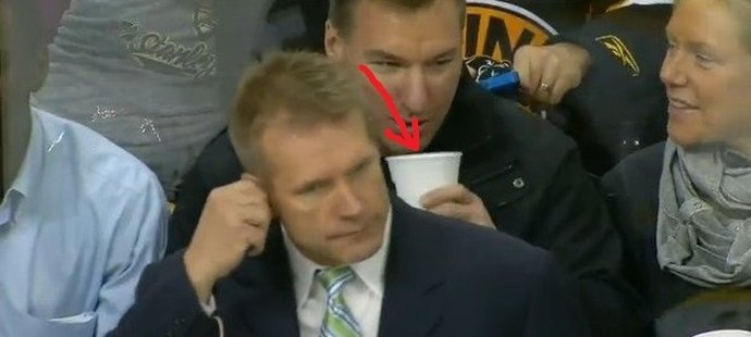 Asistent trenéra Bostonu Geoff Ward v NHL pobavil - hodil sluchátko fanouškovi do pití