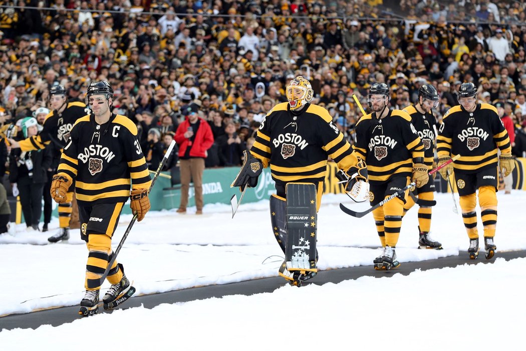 Kapitán Bostonu Patrice Bergeron přivádí svůj tým na led