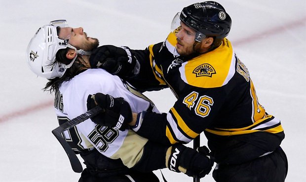 Hokejistům Bostonu Bruins chybí k postupu do finále play off NHL už jen jediná výhra