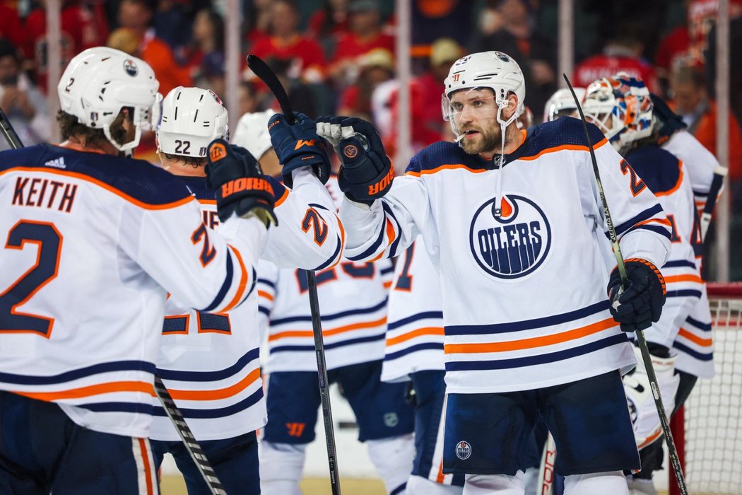 Leon Draisaitl slaví výhru nad Calgary