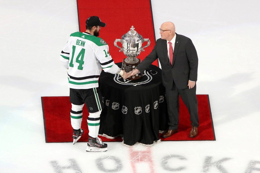 Kpatán Dallasu Jamie Benn přebírá trofej pro šampiony Západní konference NHL