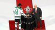 Kpatán Dallasu Jamie Benn přebírá trofej pro šampiony Západní konference NHL