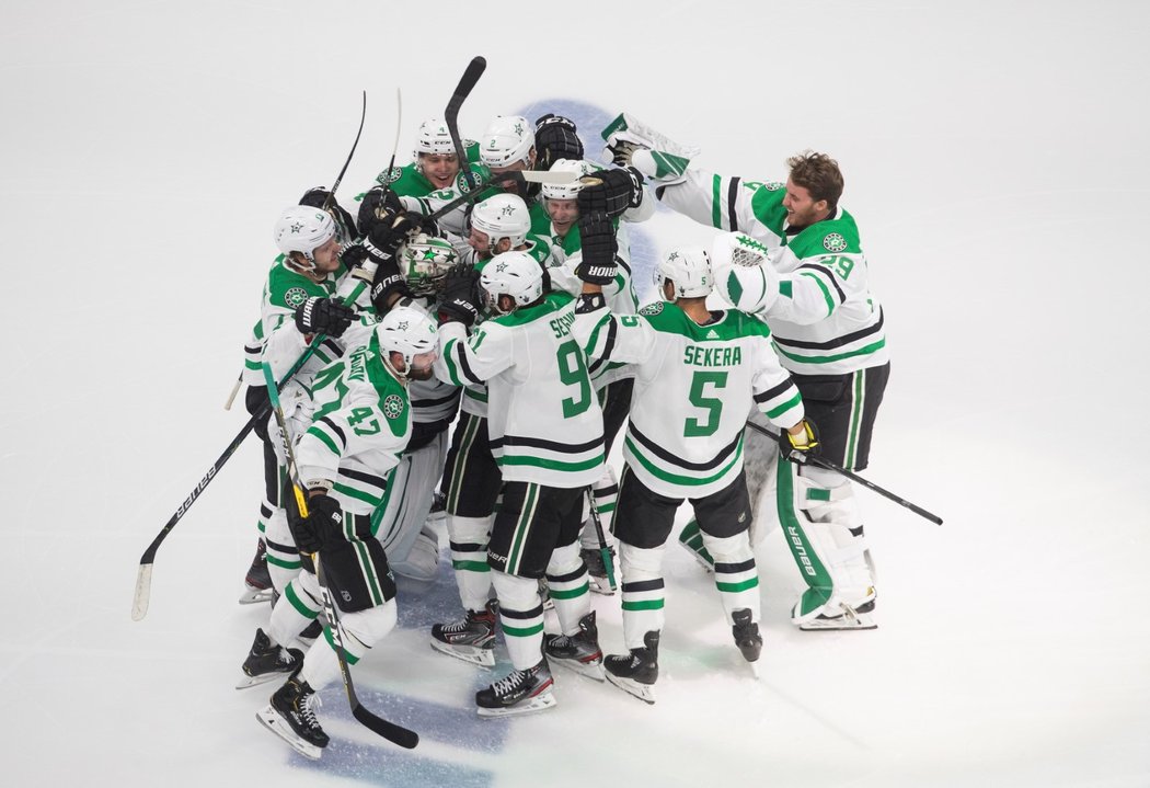 Hokejisté Dallasu se radují po postupu do finále Stanley Cupu