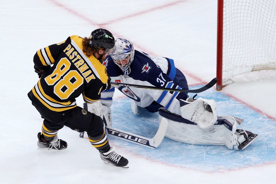 David Pastrňák vstřelil gól v zápase s Winnipegem