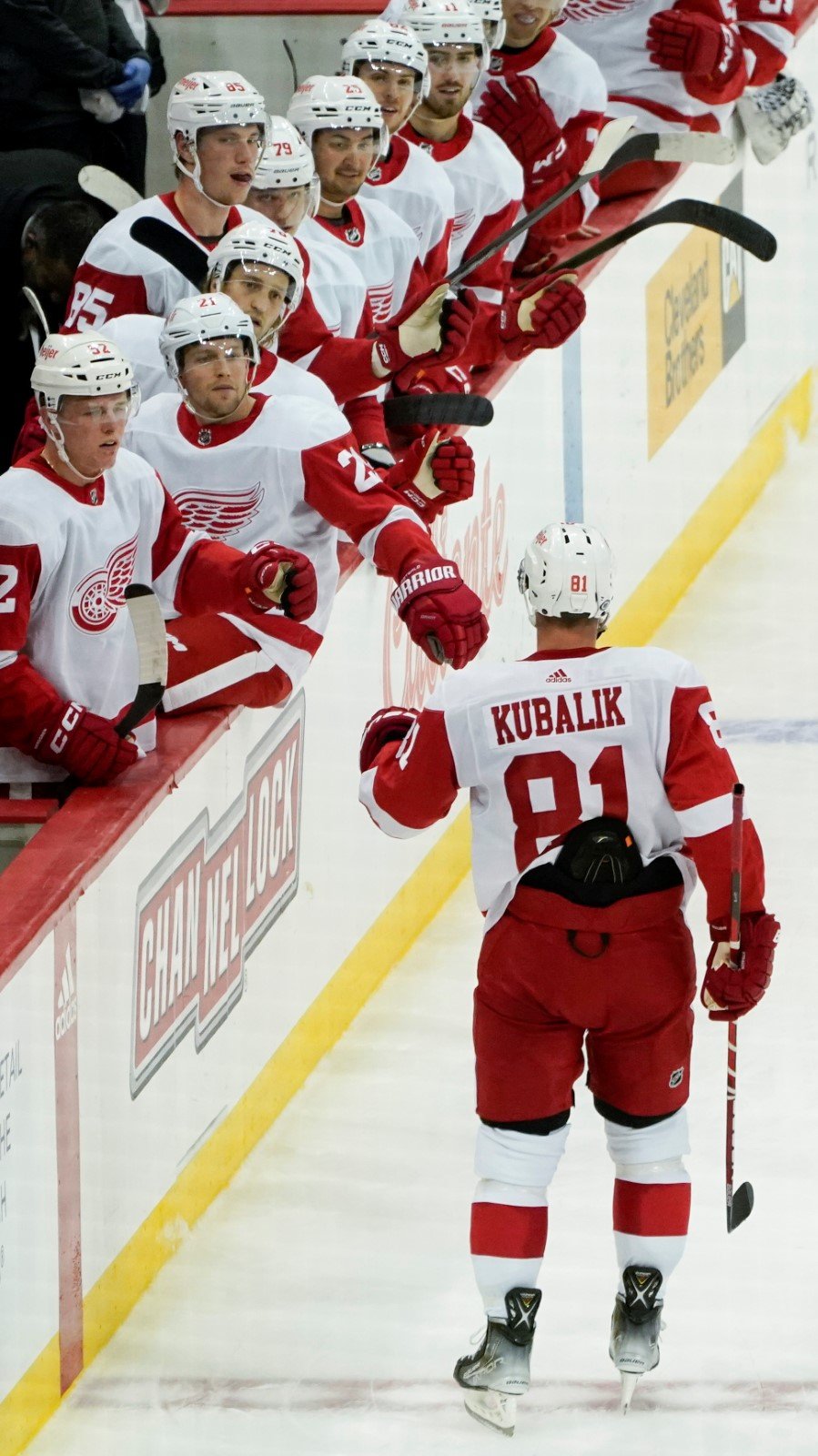 Dominik Kubalík po jednom z gólu v přípravě NHL