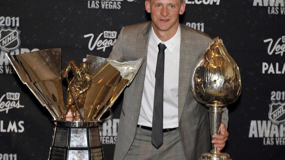 Útočník Anaheimu Corey Perry pózuje s trofejemi pro vítěze tabulky střelců i nejužitečnějšího hráče.