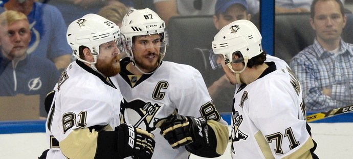 Úderné trio Pittsburghu Phil Kessel, Sidney Crosby a Jevgenij Malkin