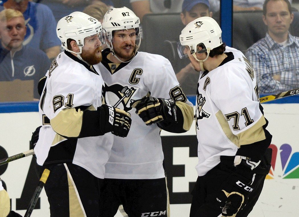 Úderné trio Pittsburghu Phil Kessel, Sidney Crosby a Jevgenij Malkin