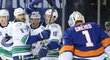 Hráči Vancouveru oslavují vstřelenou branku do sítě Islanders