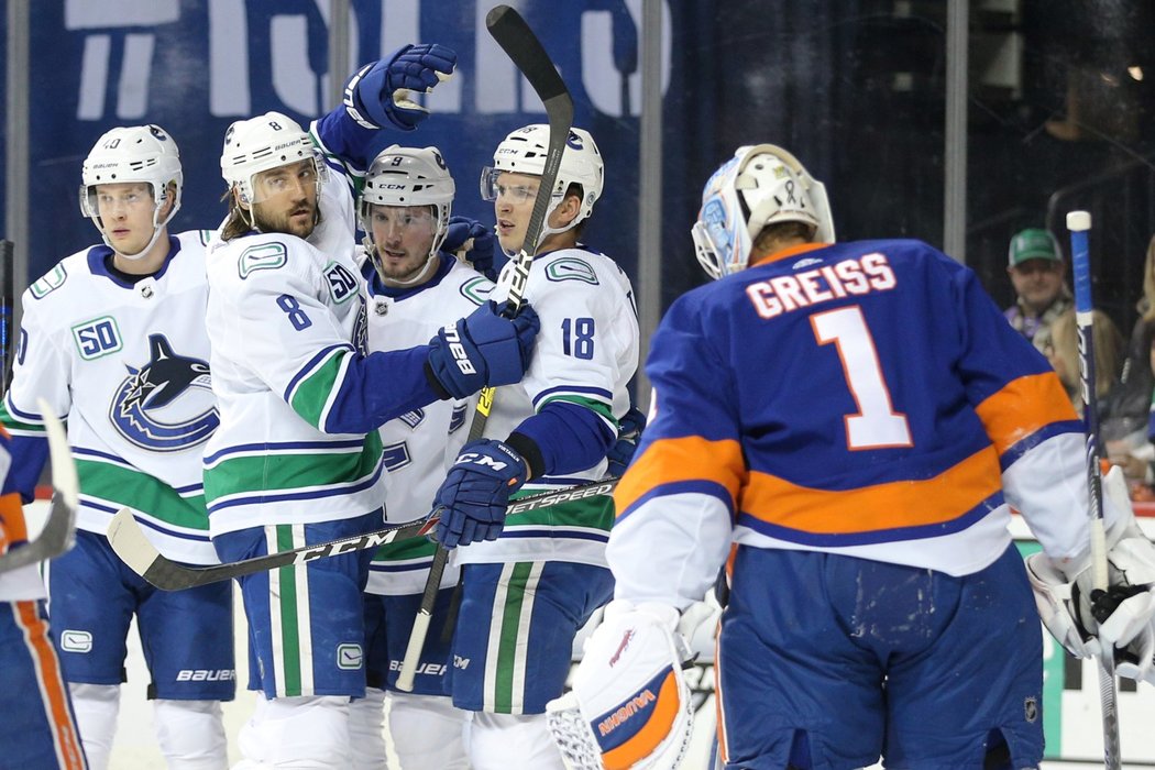 Hráči Vancouveru oslavují vstřelenou branku do sítě Islanders