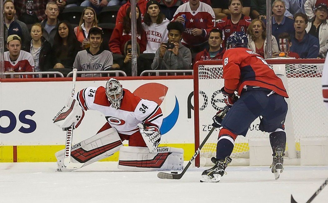 Petr Mrázek se navzdory dvěma gólům od Alexe Ovečkina i ve třetím vystoupení v přípravě na nový ročník NHL v dresu Caroliny podílel na vítězství.