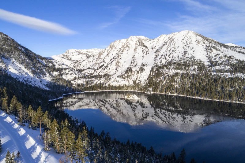 Pohled na jezero Tahoe na hranici Kalifornie a Nevady