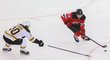 Obránce Devils Ty Smith v duelu proti Bruins