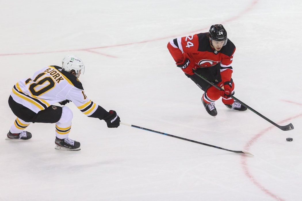 Obránce Devils Ty Smith v duelu proti Bruins