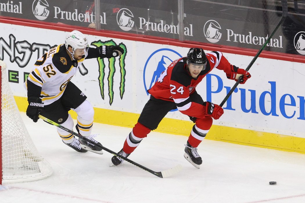 Obránce Devils Ty Smith v duelu proti Bruins