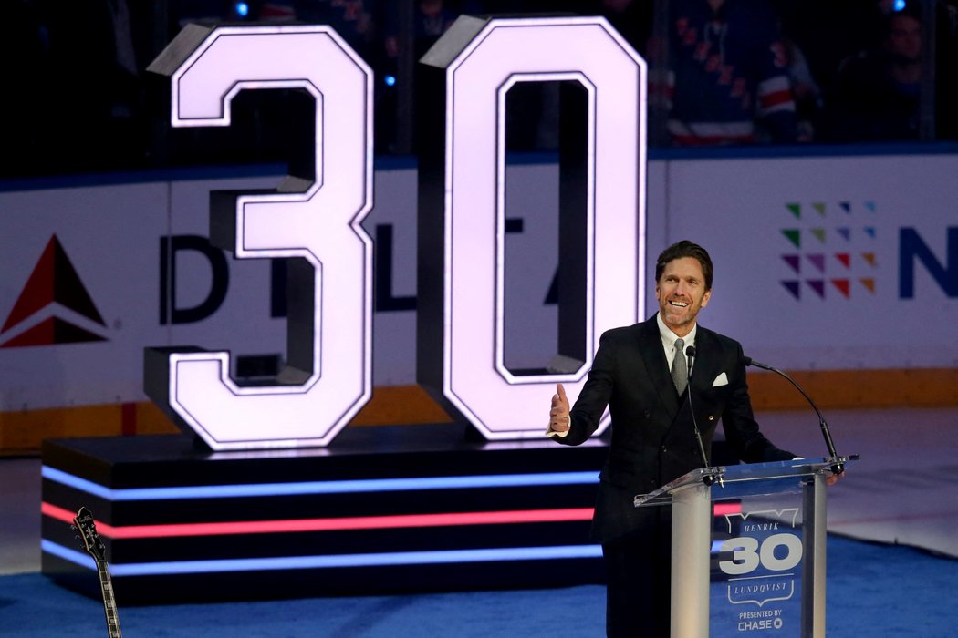 New York Rangers uctili klubovou ikonu Henrika Lundqvista. Jeho číslo 30 v organizaci vyřadili a pověsili ke stropu haly Madison Square Garden