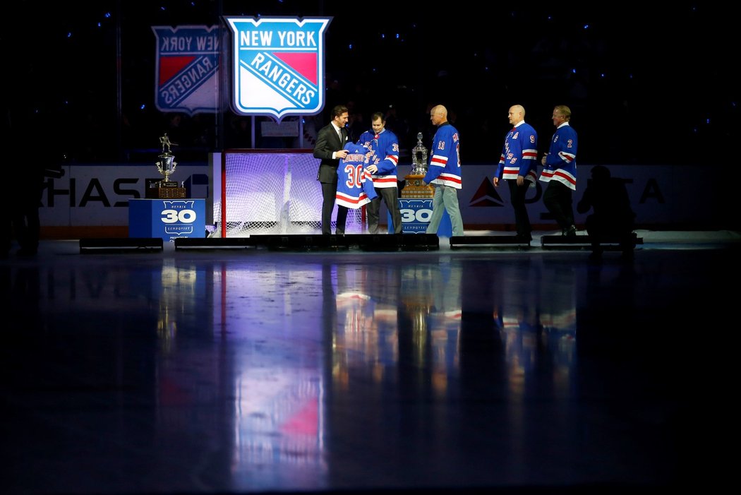 New York Rangers uctili klubovou ikonu Henrika Lundqvista. Jeho číslo 30 v organizaci vyřadili a pověsili ke stropu haly Madison Square Garden
