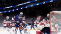 Ondřej Palát prostřeluje Nico Dawse v brance New Jersey