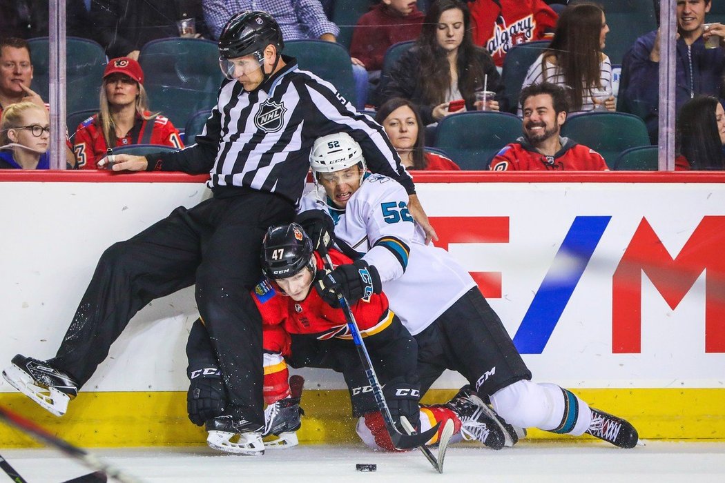 Matthew Phillips (vlevo) v souboji s Lukášem Radilem (vpravo) během přípravného utkání mezi Calgary Flames a San Jose Sharks ve Scotiabank Saddledome