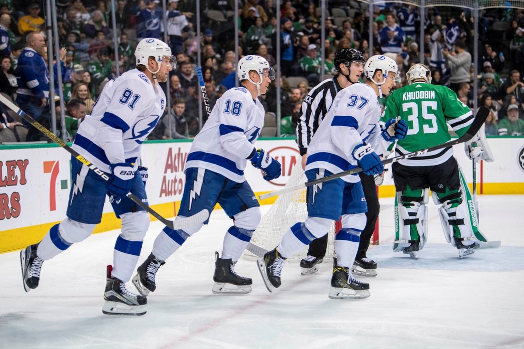 Trojice Steven Stamkos, Ondřej Palát a Yanni Gourde rozhodla o výhře Tampy nad Dallasem