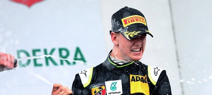 Mick Schumacher má velký talent po otci. V Rakousku ale havaroval.