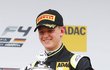 Mick Schumacher s pohárem pro Nováčka roku