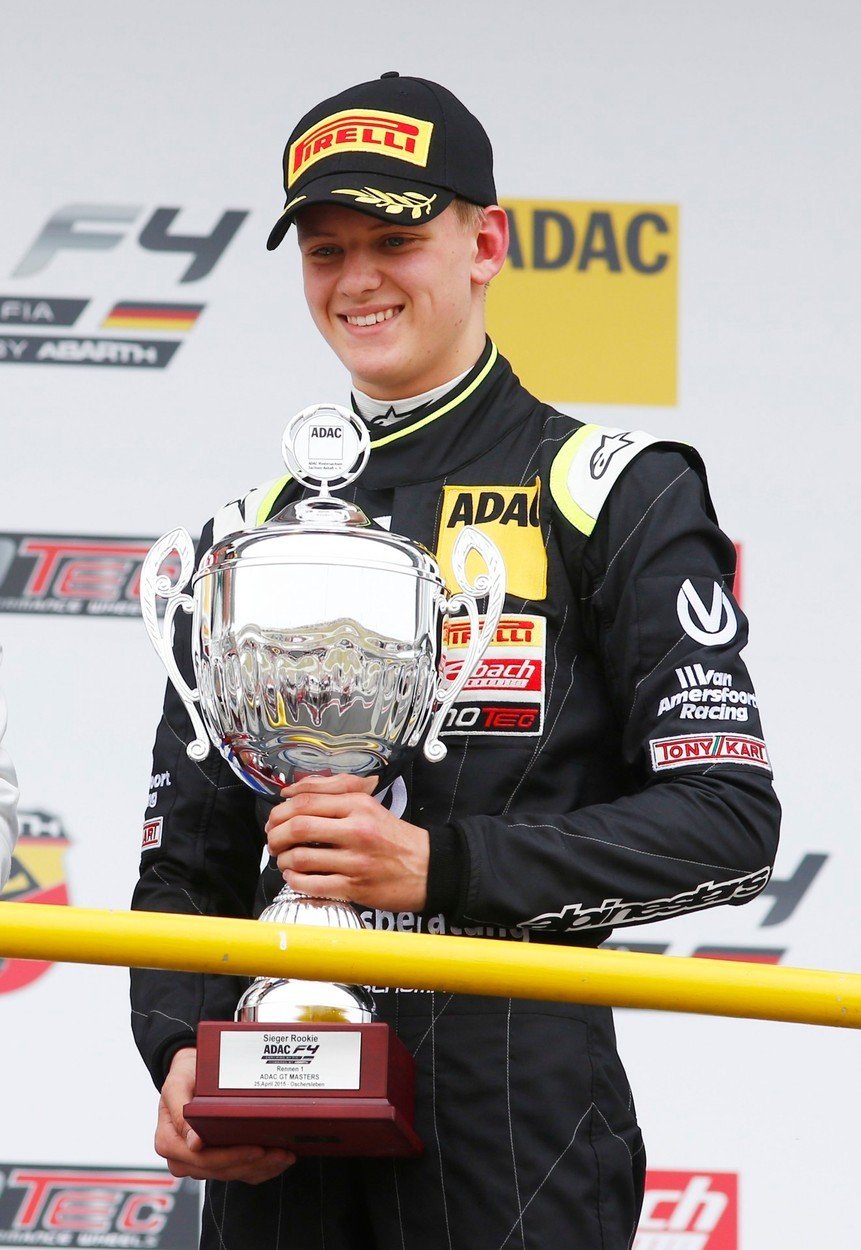 Mick Schumacher s pohárem pro Nováčka roku