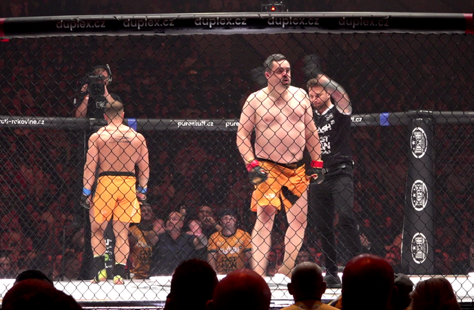 Sudí mává konec zápasu, Pavel Novotný po TKO prohrál Sudí mává konec zápasu, Pavel Novotný po TKO prohrál