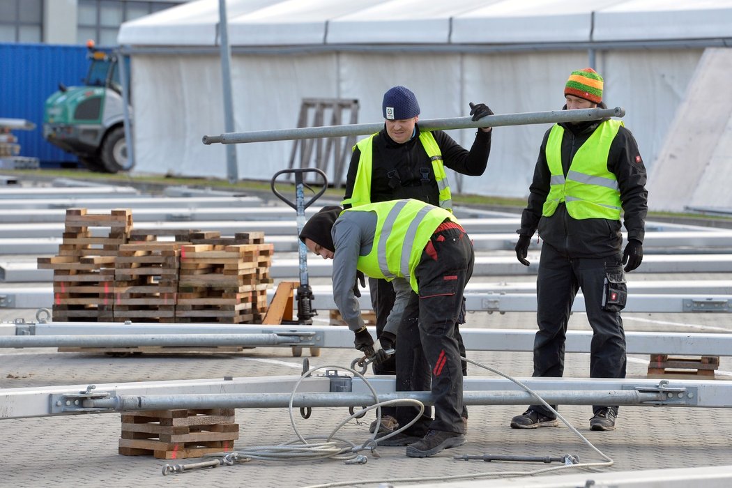 Dělníci připravují stáje a paddock před pražskou O2 arenou, kde začaly přípravy na vyvrcholení parkurové soutěže Global Champions League.