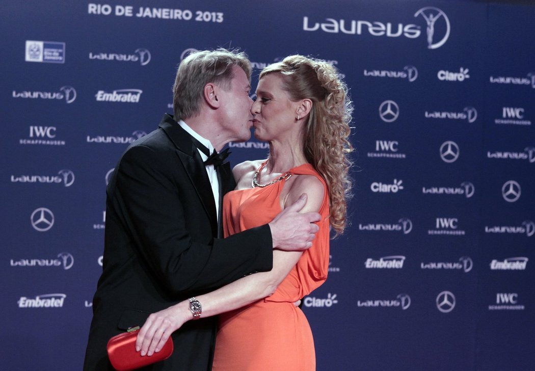 Někdejší šampion Mika Häkkinen políbil před fotografy svoji českou přítelkyni Markétu Kromatovou