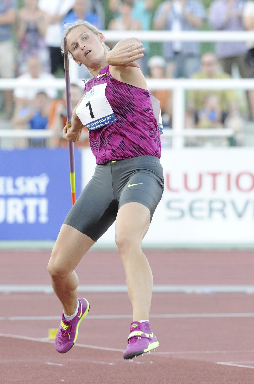 Barbora Śpotáková po mateřské pauze už zase závodí, takhle házela na Memoriálu Josefa Odložila