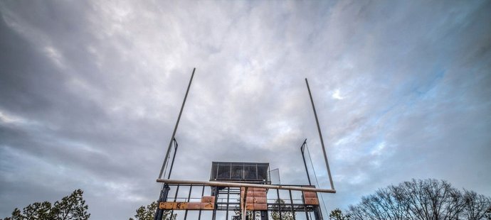 Ze stadionu, který hostil olympijské soutěže, se pomalu stávají trosky.