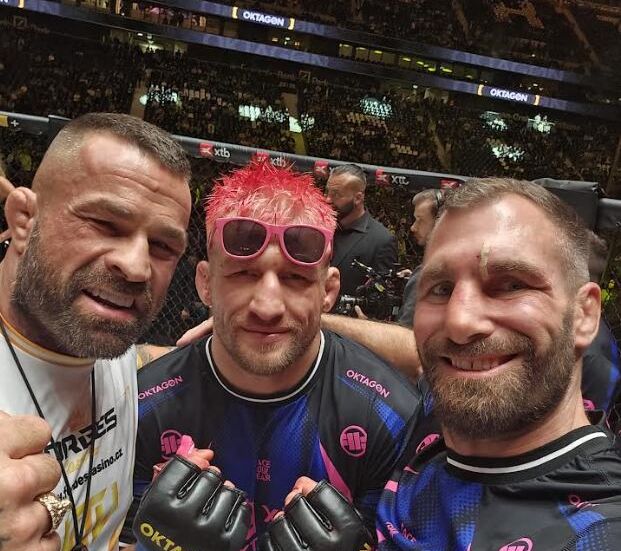 André Reinders se raduje s Karlosem Vémolou a Davidem Kozmou
