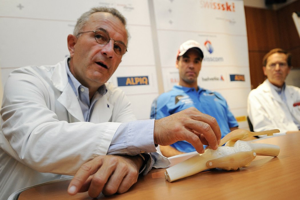 Hvězdu slovenského lyžování bude operovat doktor Olivier Siegrist (vlevo)